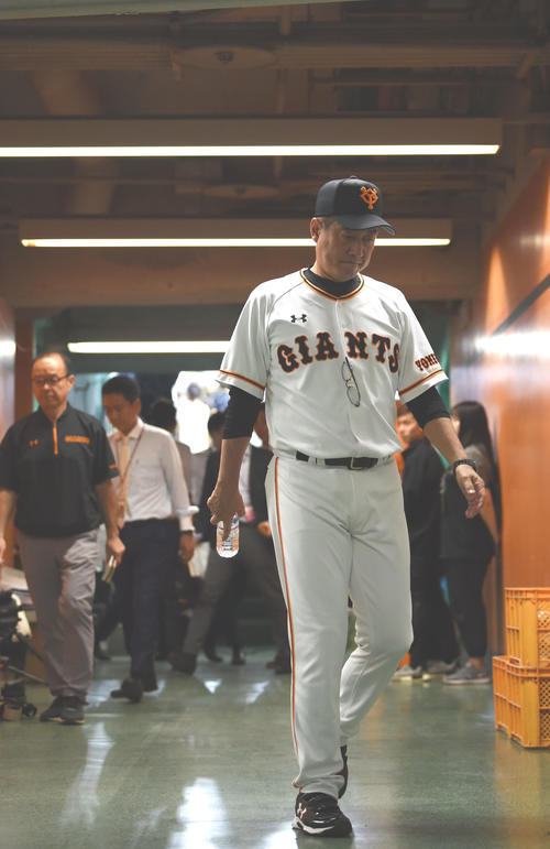 巨人対阪神　うつむきながらグラウンドを後にする巨人原監督（撮影・横山健太）