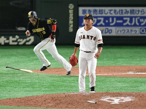 巨人対阪神　11回表阪神2死三塁、田口は大山に中前適時打を許す（撮影・山崎安昭）