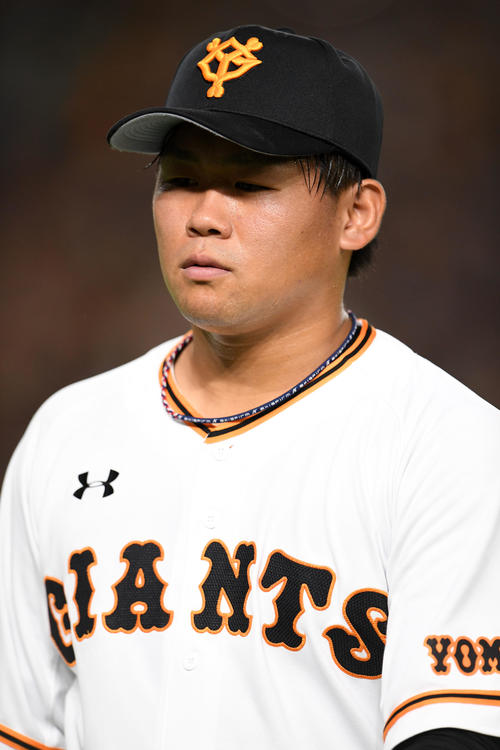巨人対阪神　11回表を終え肩を落としベンチへ引き揚げる巨人田口（撮影・横山健太）