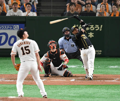 巨人対阪神　7回表阪神1死、マルテは左越えソロ本塁打を放つ。投手沢村（撮影・山崎安昭）
