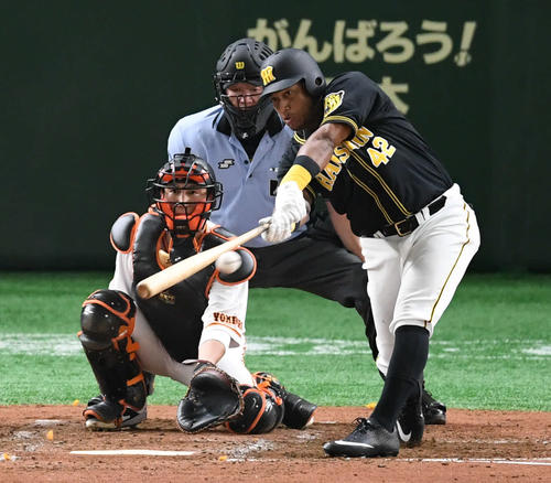 巨人対阪神　5回表阪神1死、ソラーテは四球左翼へ二塁打を放つ。投手今村（撮影・山崎安昭）