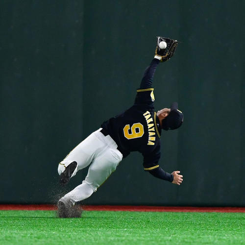 巨人対阪神　10回裏巨人1死一、二塁、炭谷の打球を好捕する右翼手高山（撮影・清水貴仁）