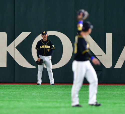 巨人対阪神　10回裏巨人1死一、二塁、炭谷の打球を好捕した高山はナインの糸原（手前）の称賛を受ける（撮影・清水貴仁）