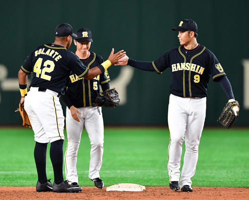 巨人対阪神　延長戦を制しソラーテ（左）、近本（中央）とタッチを交わす高山（撮影・清水貴仁）