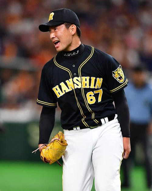 8回裏巨人2死満塁、若林を空振り三振に抑え雄叫びをあげる岩崎（撮影・清水貴仁）