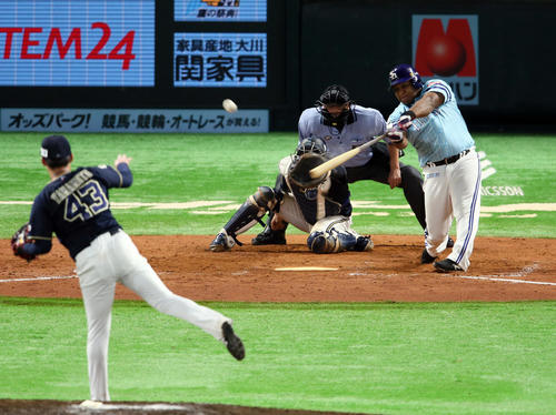 9回裏ソフトバンク2死二、三塁、デスパイネは右越え3点本塁打を放つ。投手は山本（撮影・栗木一考）