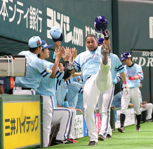 ソフトバンク対オリックス　9回裏ソフトバンク2死二、三塁、デスパイネは右越え3点本塁打を放つ（撮影・梅根麻紀）