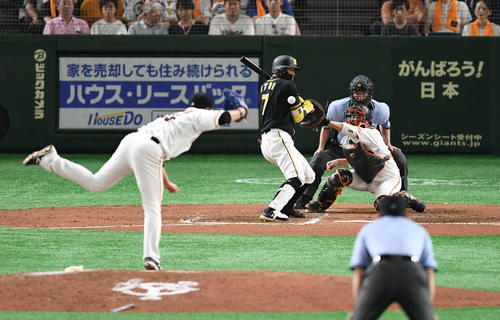 巨人対阪神　6回表阪神2死一塁、糸井は死球を食らう。投手今村（撮影・山崎安昭）