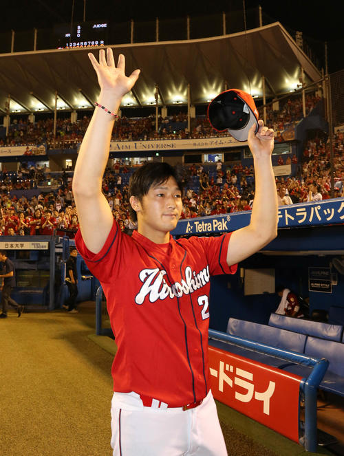 ヤクルト対広島　6勝目を挙げてファンの声援に応える床田（撮影・丹羽敏通）