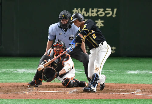 巨人対阪神　5回表阪神2死二塁、北條は中前適時打を放つ（撮影・山崎安昭）