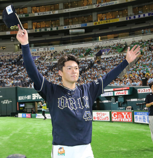 ソフトバンク対オリックス　勝利投手となった山本は声援に応える（撮影・梅根麻紀）