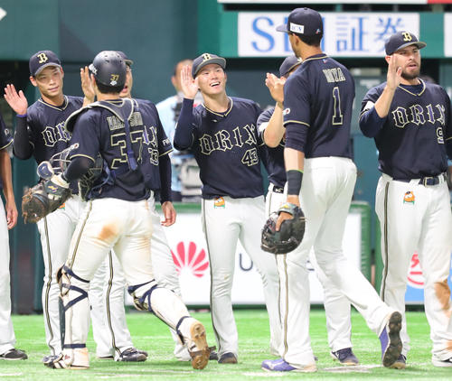 ソフトバンク対オリックス　勝利投手となった山本（中央）は笑顔でモヤ（右から2人目）らを迎える（撮影・梅根麻紀）