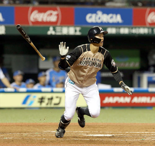 西武対日本ハム　5回表日本ハム2死一、二塁、石井は逆転となる2点適時三塁打を放つ（撮影・佐藤翔太）