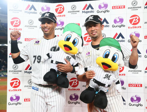 ロッテ対楽天　お立ち台で笑顔でポーズを決めるロッテのマーティン（左）と清田（撮影・足立雅史）