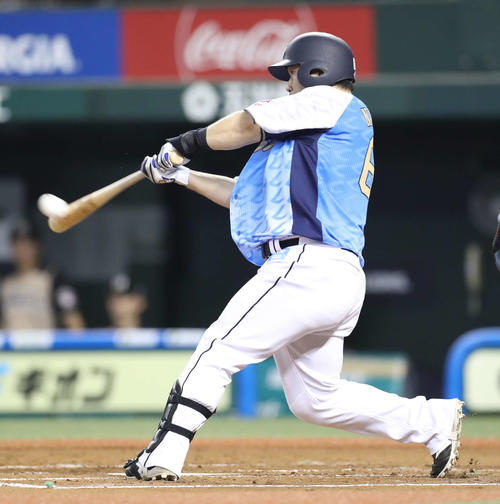 西武対日本ハム　3回裏西武1死、左中間に本塁打を放つ中村（撮影・河野匠）