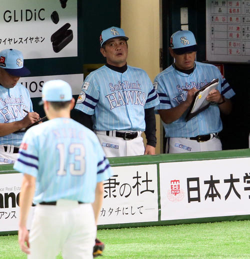 ソフトバンク対オリックス　4回4失点で降板する二保（左手前）と工藤監督。右は倉野コーチ（撮影・栗木一考）