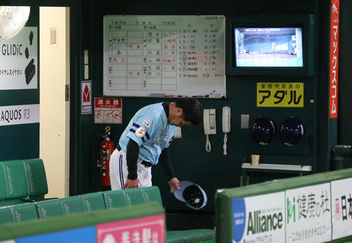 オリックスに連敗したソフトバンク、工藤公康監督はグラウンドにあいさつをする（撮影・梅根麻紀）