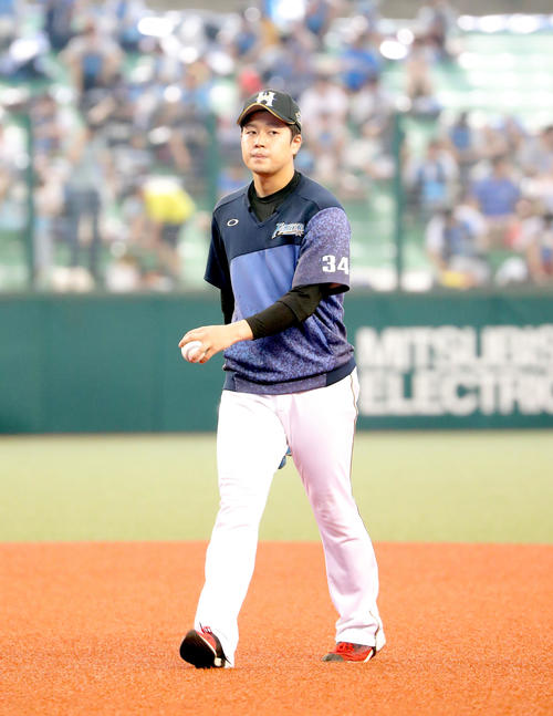 西武対日本ハム　練習を終え引き揚げる日本ハム堀（撮影・佐藤翔太）