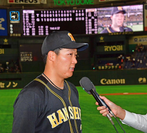 巨人対阪神　延長11回に決勝打を放ちヒーローインタビューを受ける大山悠輔（撮影・清水貴仁）