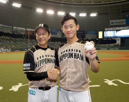 西武対日本ハム　試合終了後、プロ初勝利を挙げ、笑顔で記念撮影する日本ハム北浦（右）と栗山監督（撮影・佐藤翔太）