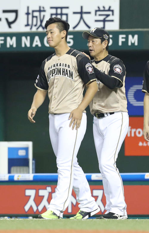 西武対日本ハム　西武を下し、プロ初勝利を挙げた北浦（左）をねぎらう栗山監督（撮影・河野匠）