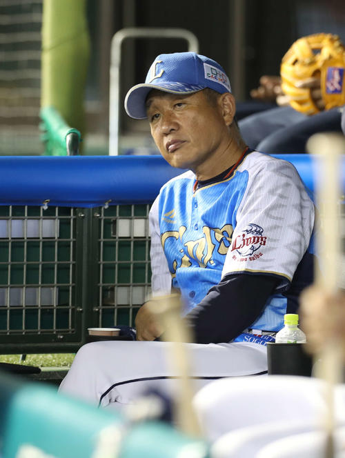西武対日本ハム　試合中、ベンチに座り険しい表情を見せる辻監督（撮影・河野匠）