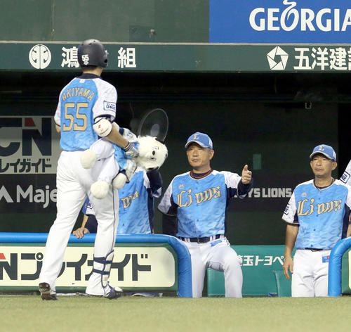西武対日本ハム　1回裏西武無死、左越え先頭打者本塁打を放った秋山を出迎える辻監督（中央）（撮影・佐藤翔太）