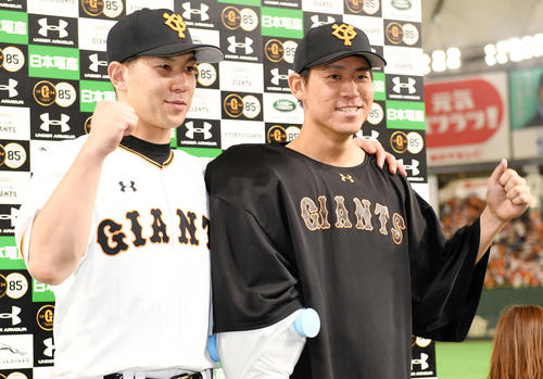 巨人対阪神　お立ち台でガッツポーズする巨人炭谷（左）と桜井（撮影・横山健太）