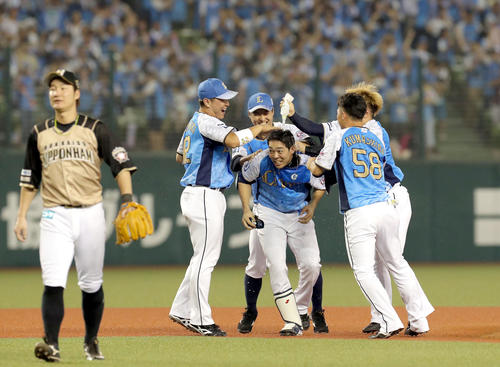 西武対日本ハム　チームメートからサヨナラの祝福を受ける西武秋山（撮影・佐藤翔太）