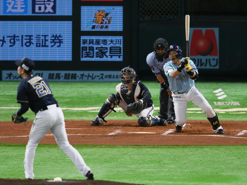 1回裏ソフトバンク1死一塁、松田宣浩は先制右前2点適時打を放つ。投手竹安（撮影・栗木一考）