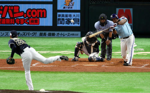 デスパイネは右越えに2点本塁打を放つ。投手竹安大知（撮影・栗木一考）