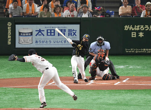 巨人対阪神　1回表阪神無死、近本は右翼へ三塁打を放つ。投手桜井（撮影・山崎安昭）