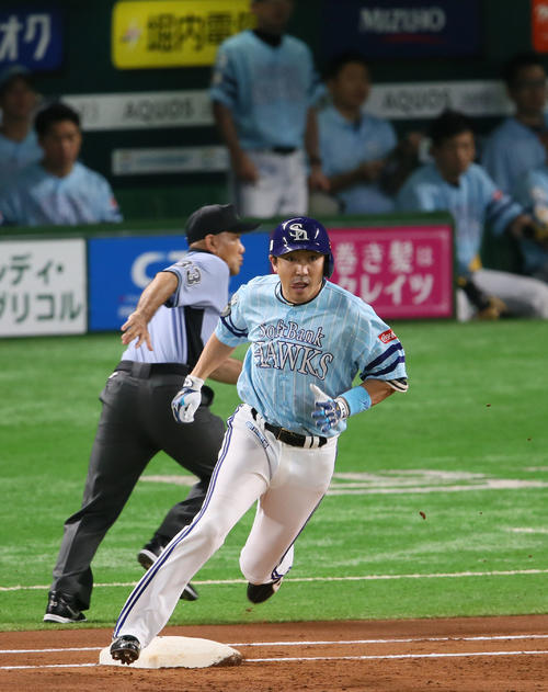 1回裏ソフトバンク1死一塁、内川聖一は左中間へ二塁打を放つ（撮影・栗木一考）