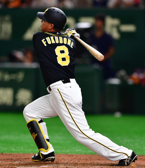 巨人対阪神　2回表阪神無死、右越え本塁打を放ち、自ら生還で通算1000得点を達成する福留孝介（撮影・清水貴仁）