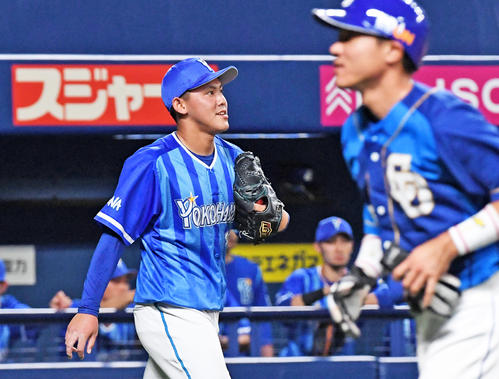 1回裏中日1死一、三塁、ビシエドに先制中犠飛を打たれがっくり中川虎（左）。右は生還した大島（撮影・前岡正明）