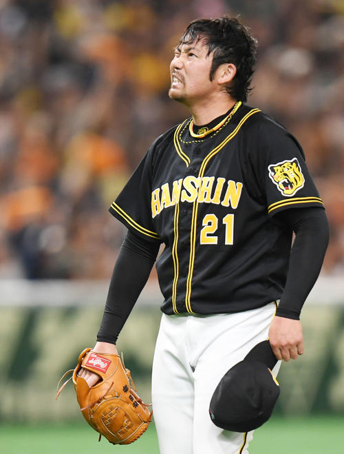 巨人対阪神　1回裏巨人1死満塁、ゲレーロに中越え満塁本塁打を浴び悔しそうな表情を見せる岩田（撮影・横山健太）