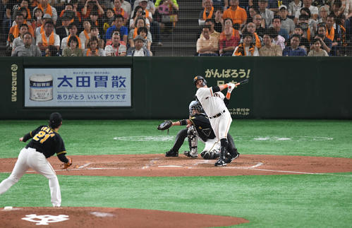 巨人対阪神　1回裏巨人1死満塁、ゲレーロは中越え満塁本塁打を放つ。投手岩田（撮影・山崎安昭）