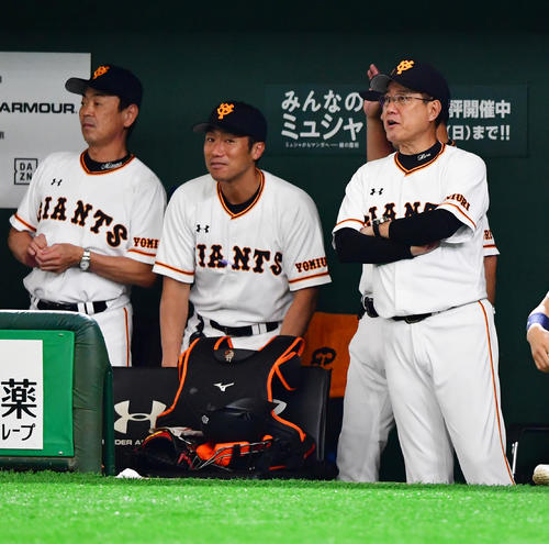 巨人対阪神　2回裏巨人無死一塁、左越え2点本塁打を放つ炭谷銀仁朗に声をあげる原辰徳監督（撮影・清水貴仁）