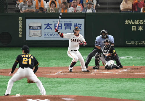 巨人対阪神　1回裏巨人1死一、二塁、亀井は一塁内野安打を放つ。投手岩田（撮影・山崎安昭）