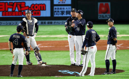 ソフトバンク対オリックス　3回裏ソフトバンク無死一塁、アルフレド・デスパイネ・ロドリゲスに2点本塁打を浴び降板する竹安大知（右から3人目）（撮影・栗木一考）