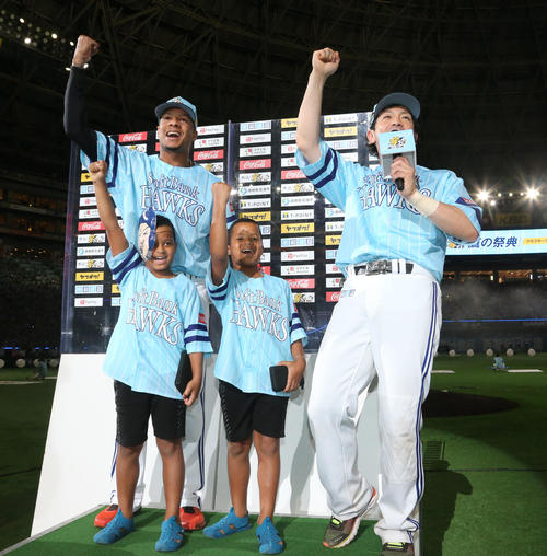 ソフトバンク対オリックス　ヒーローになったミランダと松田宣浩はガッツポーズ、そしてミランダの子息右アドリエルくん、左アディエルくん（撮影・梅根麻紀）