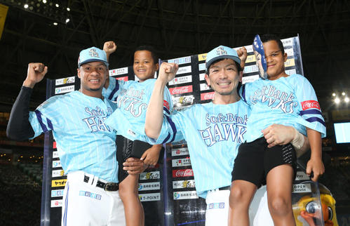 ソフトバンク対オリックス　ヒーローになったミランダと松田宣浩はガッツポーズ、そしてミランダの子息左アドリエルくん、右アディエルくん（撮影・梅根麻紀）