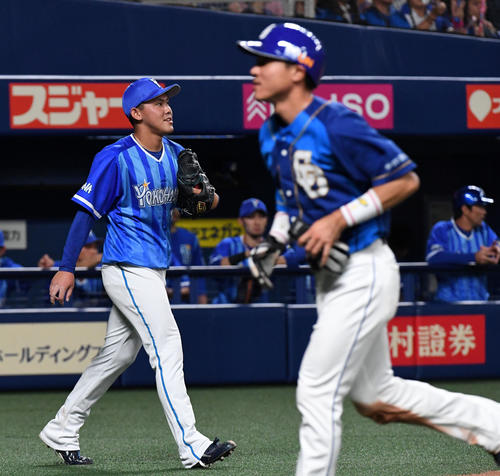 中日対DeNA　1回裏中日1死一、三塁、ビシエドに先制中犠飛を打たれがっくり中川虎（左）。右は生還した大島（撮影・前岡正明）