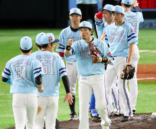 ソフトバンク対オリックス　オリックスに勝利しナインを出迎える松田宣浩（中央）（撮影・栗木一考）