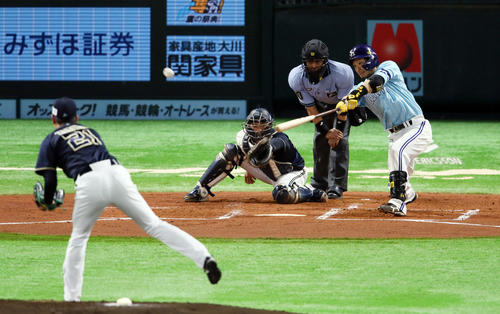 ソフトバンク対オリックス　1回裏ソフトバンク1死一塁、松田宣は先制の右前2点適時打を放つ。投手竹安（撮影・栗木一考）