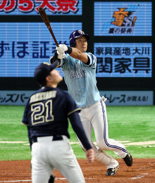 ソフトバンク対オリックス　2回裏ソフトバンク1死一塁、上林は左越え2点本塁打を放つ。投手竹安（撮影・栗木一考）