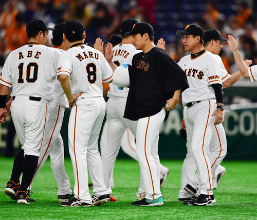 大勝で連敗を止め選手を出迎える原監督（右）と勝利投手の桜井（右から2人目）（撮影・清水貴仁）