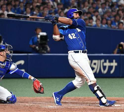 中日対DeNA　5回裏中日1死三塁、アルモンテは右犠飛を放つ（撮影・前岡正明）