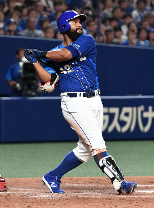 中日対DeNA　5回裏中日1死三塁、アルモンテは右犠飛を放つ（撮影・前岡正明）
