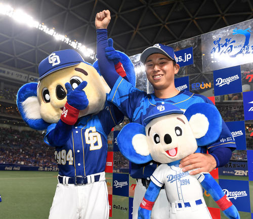 中日対DeNA　復帰後初勝利を挙げドアラの祝福に笑顔を見せる笠原（撮影・前岡正明）